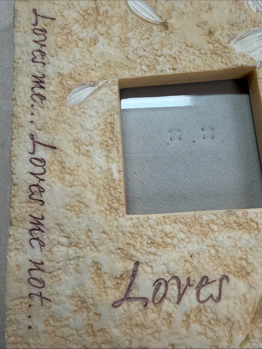 Decorative Resin “Loves Me' Daisy Photo Frame - Cream